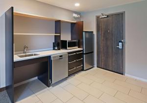 Home2 Suites By Hilton Gonzales的厨房或小厨房