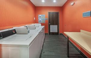 Home2 Suites By Hilton Gonzales的厨房或小厨房