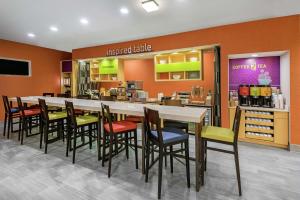 奥斯汀机场希尔顿惠庭套房酒店 的厨房或小厨房