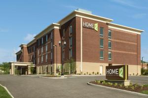 un edificio con una señal de casa delante de él en Home2 Suites By Hilton Middleburg Heights Cleveland, en Middleburg Heights