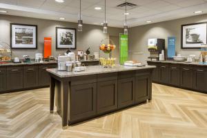 una cocina con una barra grande en una tienda en Hampton Inn & Suites Newport/Cincinnati, KY en Newport