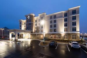 ein großes Gebäude mit Autos auf einem Parkplatz in der Unterkunft Homewood Suites by Hilton Concord in Concord