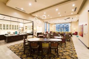 um restaurante com mesas e cadeiras e uma cafetaria em Homewood Suites by Hilton Concord em Concord