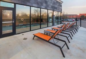 une rangée de bancs assis à l'extérieur d'un bâtiment dans l'établissement Hampton Inn & Suites Colleyville DFW Airport West, à Colleyville