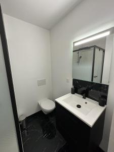 Koupelna v ubytování Appartement neuf entièrement équipé, Saint-Malo Intramuros, plage et commerces à proximité