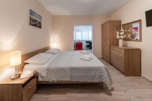 1 dormitorio con 1 cama y vestidor con 2 lámparas en Argyruntum Apartments, en Starigrad-Paklenica