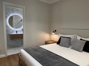 Cindy Rooms في تيرمولي: غرفة نوم بسرير كبير ومرآة