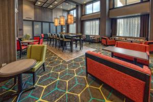 une salle à manger avec des tables, des chaises et une table dans l'établissement Hampton Inn & Suites By Hilton Nashville Hendersonville Tn, à Hendersonville