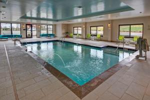 ein großer Pool in einem Hotelzimmer in der Unterkunft Hampton Inn & Suites By Hilton Nashville Hendersonville Tn in Hendersonville