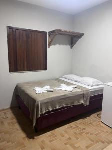 1 dormitorio con 1 cama con 2 toallas en Pousada Solar dos Lençóis en Barreirinhas