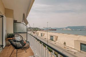 einen Balkon mit einem Stuhl und Meerblick in der Unterkunft La Mer in Ágios Rókkos