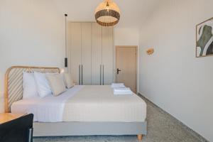 1 dormitorio con 1 cama blanca grande en una habitación en La Mer en Ágios Rókkos