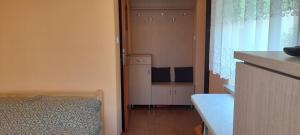 1 dormitorio con 1 cama y puerta a una habitación en Kwatera Mikołajki en Mikołajki