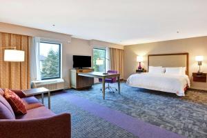 una camera d'albergo con letto e TV di Hampton Inn Suites Ashland, Ohio a Ashland