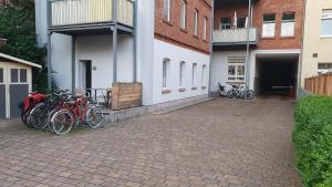 een groep fietsen geparkeerd buiten een gebouw bij Krämerbrückenidyll in Erfurt