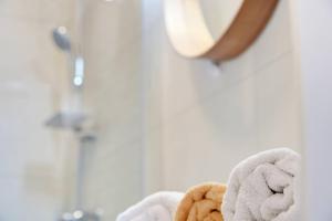 das Schließen eines ausgestopften Tieres vor einem Spiegel in der Unterkunft NEW 2024 Apartment Marchesi Vodnjan in Vodnjan + 33 Fotos