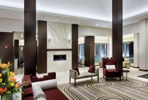 a lobby with a couch and chairs and a fireplace at Hilton Garden Inn Roslyn in Roslyn