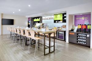 Home2 Suites By Hilton Prattville في براتفيل: مطعم مع طاولة وكراسي طويلة في متجر