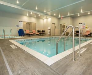 Bazén v ubytování Hampton Inn and Suites Minneapolis University Area, MN nebo v jeho okolí