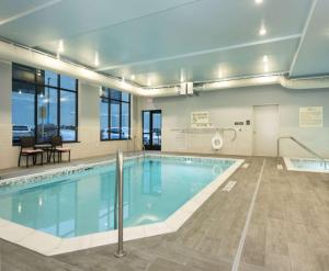 Bazén v ubytování Hampton Inn and Suites Minneapolis University Area, MN nebo v jeho okolí