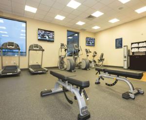 Fitness centrum a/nebo fitness zařízení v ubytování Hampton Inn and Suites Minneapolis University Area, MN
