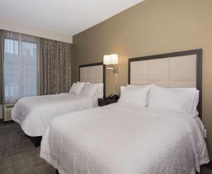 Postel nebo postele na pokoji v ubytování Hampton Inn and Suites Minneapolis University Area, MN