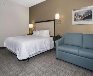 Postel nebo postele na pokoji v ubytování Hampton Inn and Suites Minneapolis University Area, MN
