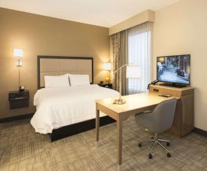 TV a/nebo společenská místnost v ubytování Hampton Inn and Suites Minneapolis University Area, MN