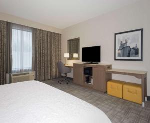 TV a/nebo společenská místnost v ubytování Hampton Inn and Suites Minneapolis University Area, MN