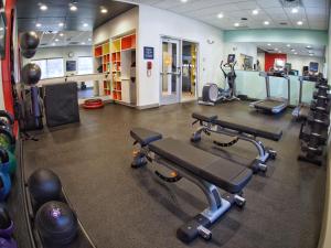 una palestra con diversi tapis roulant e macchinari per il cardio-fitness di Tru By Hilton Oklahoma City Airport, Ok a Oklahoma City