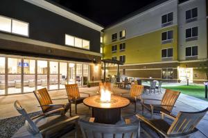 un patio con sillas y una hoguera en un edificio en Homewood Suites By Hilton Phoenix Tempe Asu Area, en Tempe