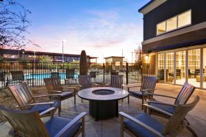 Bazén v ubytování Homewood Suites By Hilton Phoenix Tempe Asu Area nebo v jeho okolí