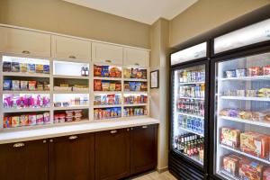 Supermarket nebo jiné obchody v  hotelu nebo okolí