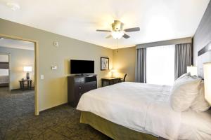 Postel nebo postele na pokoji v ubytování Homewood Suites By Hilton Phoenix Tempe Asu Area