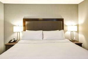 Postel nebo postele na pokoji v ubytování Homewood Suites By Hilton Phoenix Tempe Asu Area