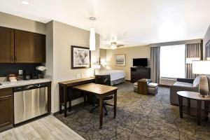 TV a/nebo společenská místnost v ubytování Homewood Suites By Hilton Phoenix Tempe Asu Area