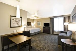 Postel nebo postele na pokoji v ubytování Homewood Suites By Hilton Phoenix Tempe Asu Area