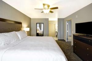 Postel nebo postele na pokoji v ubytování Homewood Suites By Hilton Phoenix Tempe Asu Area