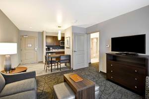 TV a/nebo společenská místnost v ubytování Homewood Suites By Hilton Phoenix Tempe Asu Area