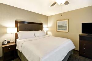 Postel nebo postele na pokoji v ubytování Homewood Suites By Hilton Phoenix Tempe Asu Area