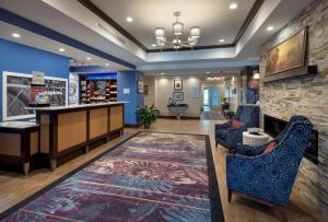 eine Lobby mit einer Bar und einem Kamin in der Unterkunft Hampton Inn by Hilton New Paltz, NY in New Paltz