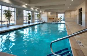 een zwembad met blauw water in een gebouw bij Hampton Inn by Hilton New Paltz, NY in New Paltz