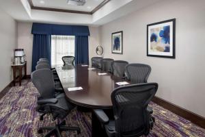 uma sala de conferências com uma mesa longa e cadeiras em Hampton Inn by Hilton New Paltz, NY em New Paltz