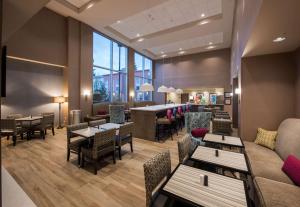 um restaurante com mesas e cadeiras e um bar em Hampton Inn & Suites Seattle/Redmond Wa em Redmond