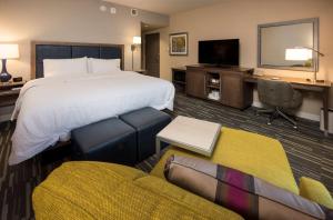 um quarto de hotel com uma cama e uma televisão em Hampton Inn & Suites Seattle/Redmond Wa em Redmond