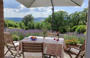 una mesa con un bol de fruta y una botella de vino en Podere Sant'Angelo en Roccalbegna