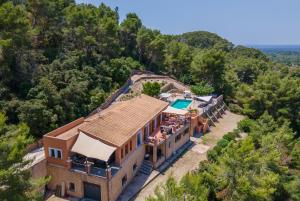 an aerial view of a house with a swimming pool at Finca Sa Fuente in Felanitx