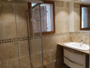 y baño con lavabo y ducha acristalada. en CHALET 16 PERS PROCHE DES PISTES, en Vallouise