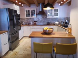 a kitchen with a bowl of bananas on a counter at CHALET 16 PERS PROCHE DES PISTES in Vallouise