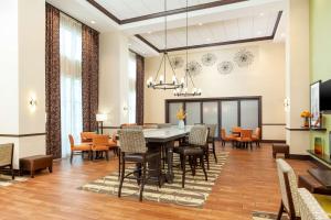 uma sala de jantar com mesa e cadeiras em Hampton Inn & Suites Niles/Warren, OH em Niles